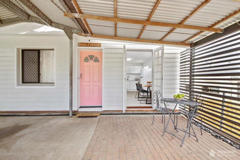 Poppies Cottage - Cooee Bay Beachside Retreat - Accommodation Gold Coast 3