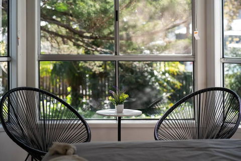 Popular Central Location King Bed The Repose - Gold Coast 4U 0