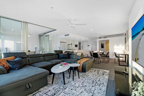 Q Tower Apartments In Surfers Paradise - From Level 3 - Self Contained & Privately Managed - Wow Stay - Accommodation Gold Coast 3
