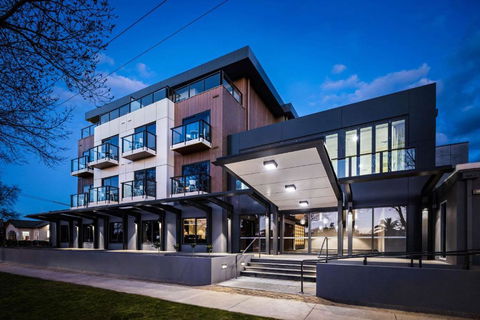 Quality Hotel Lakeside - Gold Coast 4U 0