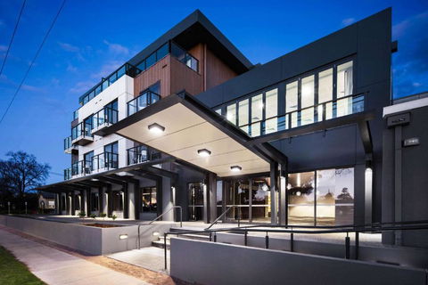 Quality Hotel Lakeside - Gold Coast 4U 1