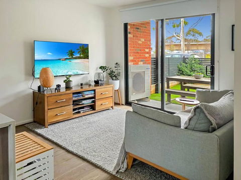 Private Room & Ensuite, In Shared Modern 2 Level Apartment - Full Use Of All Facilities - Gold Coast 4U 0