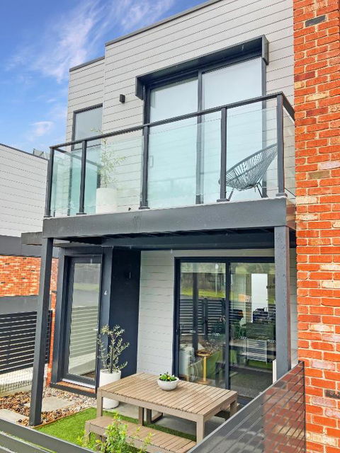 Private Room & Ensuite, In Shared Modern 2 Level Apartment - Full Use Of All Facilities - Gold Coast 4U 1