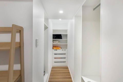 Prime Location, Stylish Space - 1 Gold Coast 3