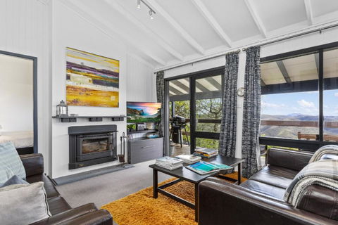 Pristine Mountain Retreat With Expansive Views - 1 Gold Coast 0