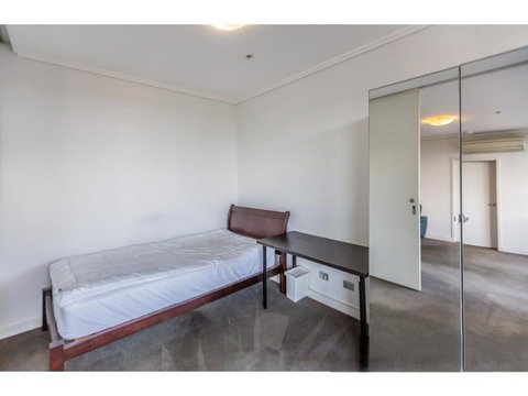 Private Room With Shared Washroom Only In 3bhk Apartment - Accommodation Gold Coast 1