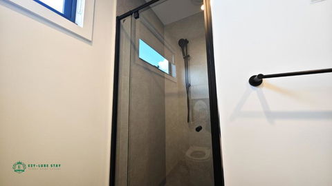 Private Suite With Queen Bed TV - Room 11 - Gold Coast 4U 3