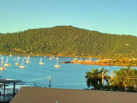 QCWA Cheerful Cottage - Airlie Beach - Accommodation Gold Coast 0