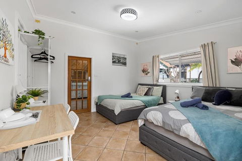 Quadruple Ensuite Room - Nearby Stations & Shops - Accommodation Gold Coast 0