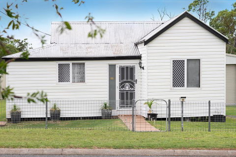 Quaint 2 Bedroom Fully Furnished Cottage - Accommodation Gold Coast 0