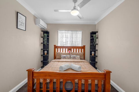 Quaint 2 Bedroom Fully Furnished Cottage - Accommodation Gold Coast 1