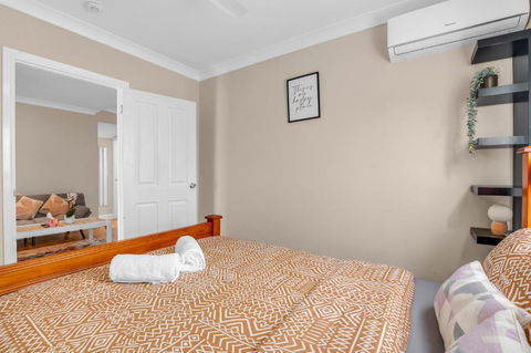 Quaint 2 Bedroom Fully Furnished Cottage - Accommodation Gold Coast 2