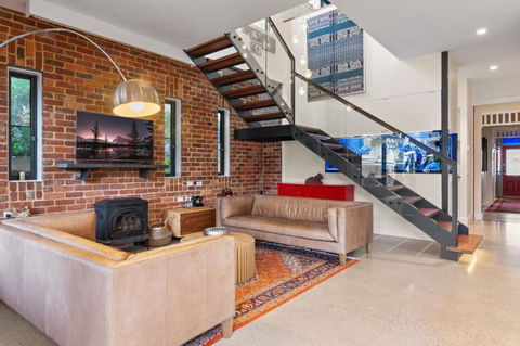 Quaint 4-Bed With Backyard 5-Min To The Beach - Accommodation Gold Coast 0