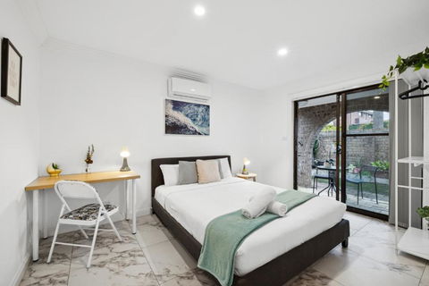 Quaint Double Room - Centrally Located At Glenfield - Shared Bathroom - Accommodation Gold Coast 0