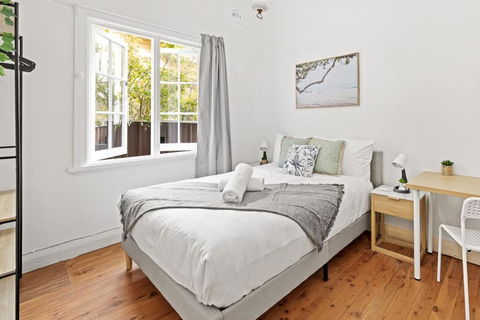 Quaint Double Room - Seconds To Shops & Eateries - Shared Bathroom - Accommodation Gold Coast 0