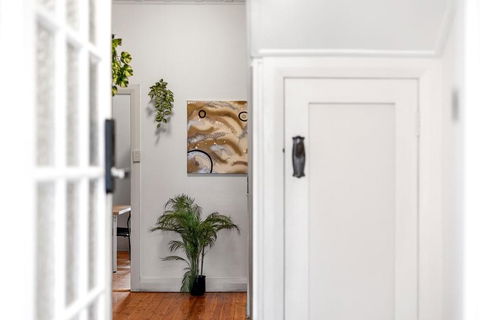 Quaint Double Room - Seconds To Shops & Eateries - Shared Bathroom - Accommodation Gold Coast 3