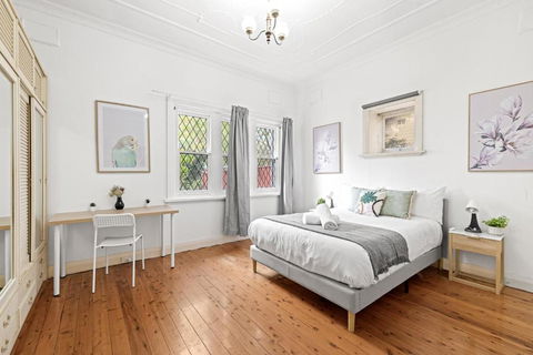 Quaint Double Room - Seconds To Shops & Eateries - Shared Bathroom - Accommodation Gold Coast 1
