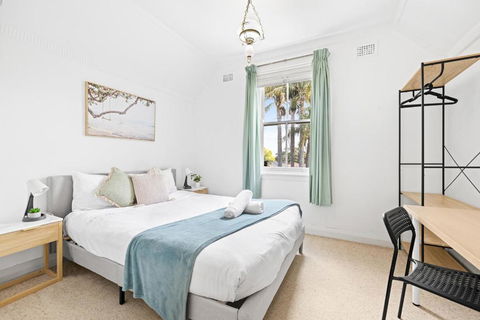 Quaint Double Room - Seconds To Shops & Eateries - Shared Bathroom - Accommodation Gold Coast 2