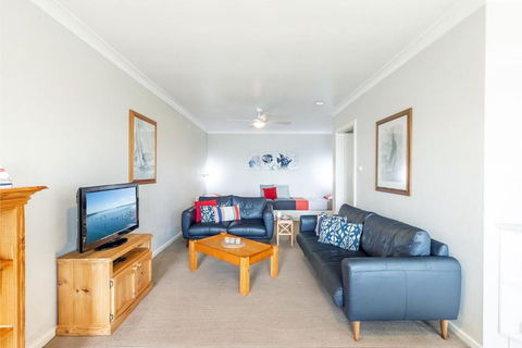Quarterdeck 1 12 Magnus St Fantastic Unit With Spectacular Views - Accommodation Gold Coast 2