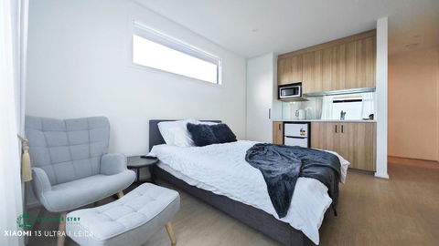 Queen Bed Stylish Suite With TV - Room 12 - Gold Coast 4U 2