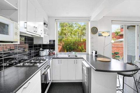 Quiet And Peaceful Beachside 1BR Retreat W Parking - Gold Coast 4U 1