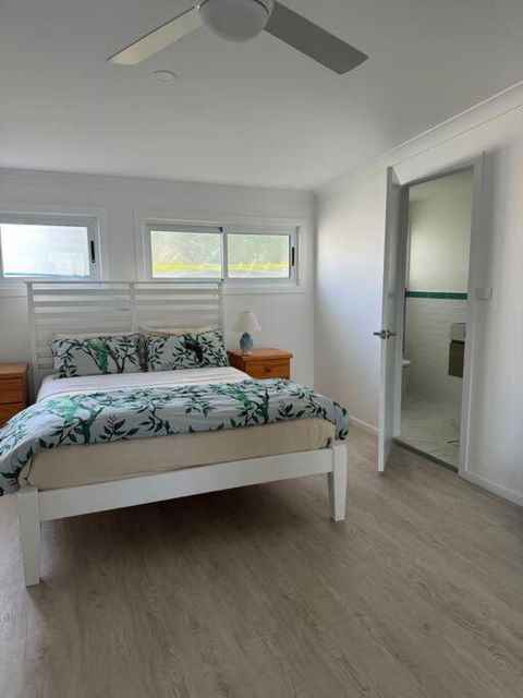 Rare Broulee Beachfront House - Gold Coast 4U 1