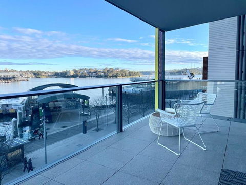RARE Luxury Waterfront Living - Accommodation Gold Coast 1