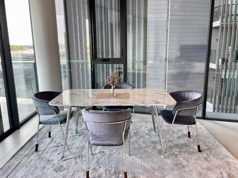 RARE Luxury Waterfront Living - Accommodation Gold Coast 3