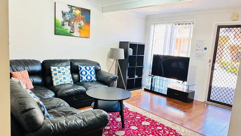 Quiet Family Townhouse In Wollongong CBD - Gold Coast 4U 1