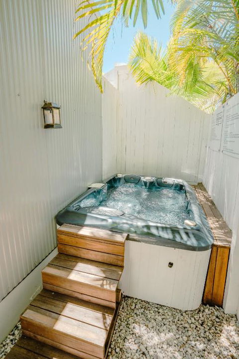 Private Outdoor Spa, Fire Pit, Cinema Room - THE COTTAGE COOLUM BEACH - Accommodation Gold Coast 0