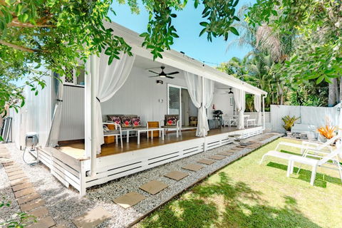 Private Outdoor Spa, Fire Pit, Cinema Room - THE COTTAGE COOLUM BEACH - Accommodation Gold Coast 2