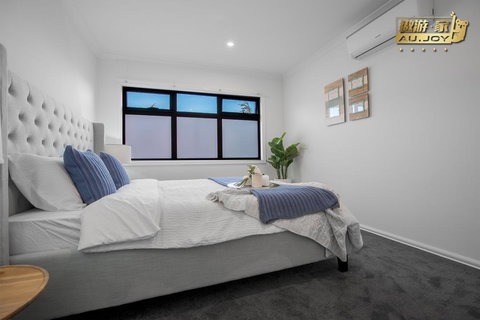 AU.JOY 3 Bed Townhouse Burwood 3 - 1 Gold Coast 0