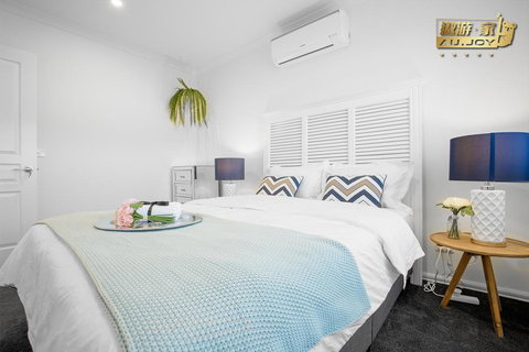 AU.JOY 3 Bed Townhouse Burwood 3 - 1 Gold Coast 2