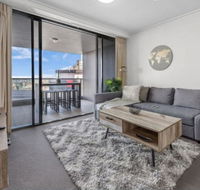 AU1 - Long Stay w Balcony RiverViews Fast WiFi - Gold Coast 4U