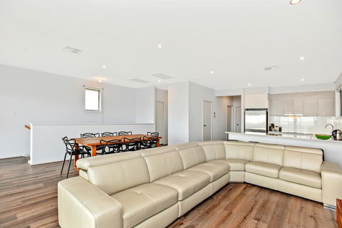 Avaya - Sellicks Beachfront Getaway - WiFi - Gold Coast 4U 3