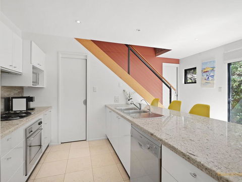 Avoca Beach Living - 84 Avoca Drive, Avoca Beach - Accommodation Gold Coast 3