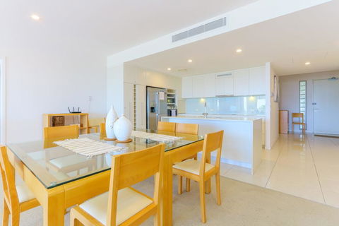 Azura Ocean View Holiday Apartment - Gold Coast 4U 3