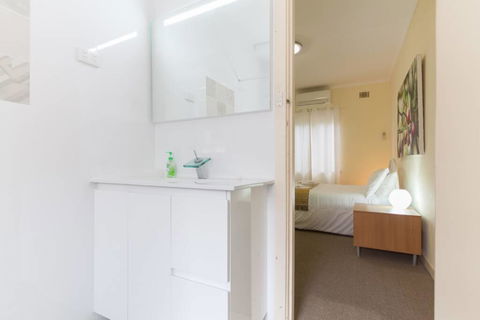 B5 Close To Nedlands, Cafes, Swan River, SCGH & UWA - Accommodation Gold Coast 2