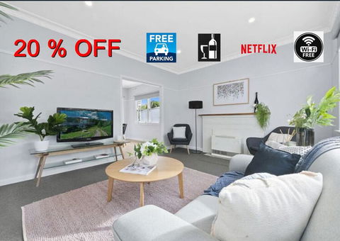 BALLARAT CLOSE 2 CBD + HOSPITAL+3BR HOME+NETFLIX + WiFi + Gift - Gold Coast 4U 0