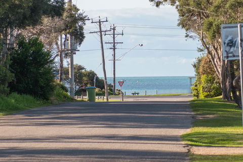 Bay Beach Beauty - Gold Coast 4U 0