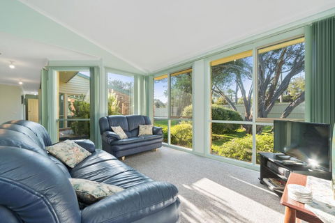Bay Beach Beauty - Gold Coast 4U 1