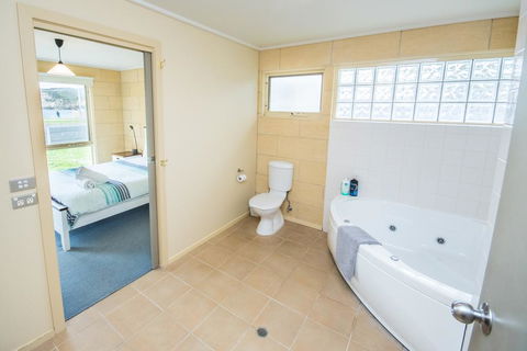 Bayview No 1 - Next To The Beach! - Gold Coast 4U 1