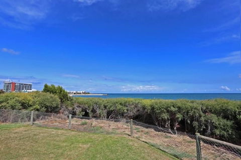Beach Cottage In The Heart Of Mandurah - Accommodation Gold Coast 3