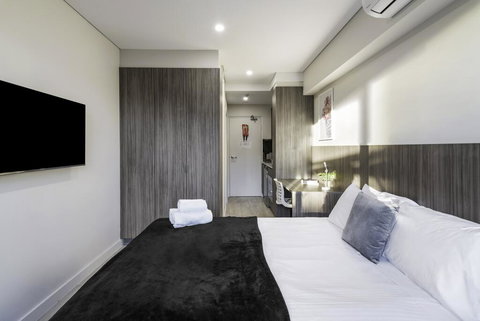 BEACH LOCATION STUDIO // CLOVELLY 1 - Accommodation Gold Coast 3