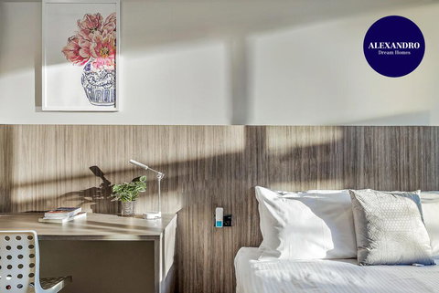 BEACH LOCATION STUDIO // CLOVELLY 1 - Accommodation Gold Coast 0