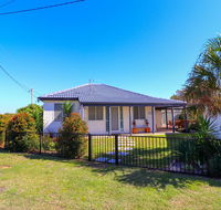 Beach Side Cottage At Blacksmiths - Gold Coast 4U