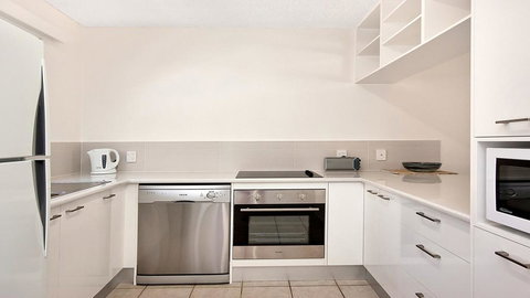 Beachcomber Unit 4,- Beachside Unit - - Accommodation Gold Coast 2