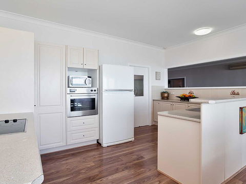 Beached Inn' 93 Foreshore Drive - Spacious Beach Front House - Accommodation Gold Coast 2
