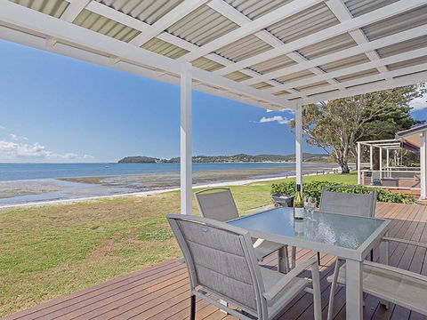 Beached Inn' 93 Foreshore Drive - Spacious Beach Front House - Accommodation Gold Coast 0