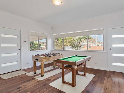 Beached Inn' 93 Foreshore Drive - Spacious Beach Front House - Accommodation Gold Coast 1